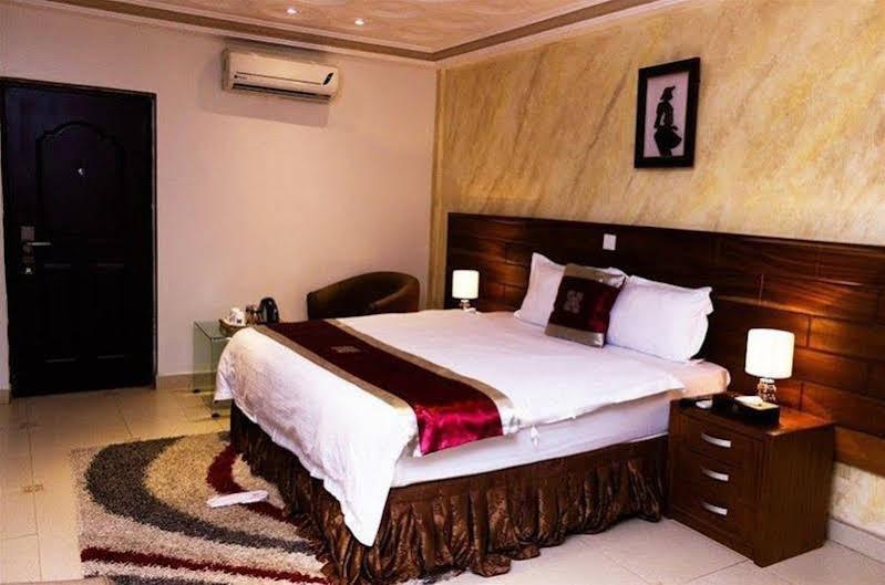 Airport West Hotel Аккра Екстер'єр фото